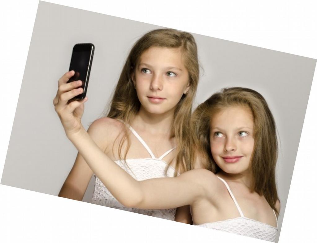SEXTING Scambio e condivisione (solitamente via smartphone) di testi video Immagini sessualmente espliciti Adolescenti