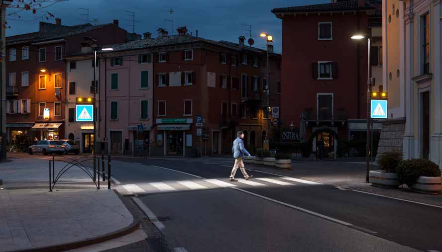 Attraversamenti Pedonali Luminosi Nelle ore notturne e di scarsa visibilità, gli attraversamenti pedonali devono essere opportunamente illuminati e segnalati: SEGNALARE utilizzando proiettori a LED