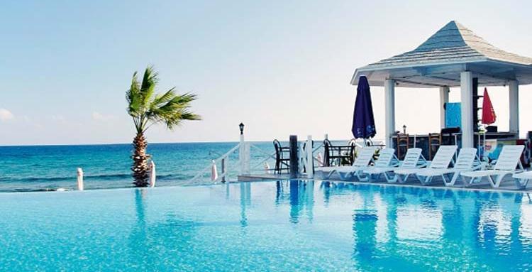 LA HOTEL 4* - Kyrenia Descrizione La Hotel & Resort situato vicino allo storico villaggio di Lapta, si trova a 14 km dalla città di Kyrenia e solo 42 km dall'aeroporto di Ercan.