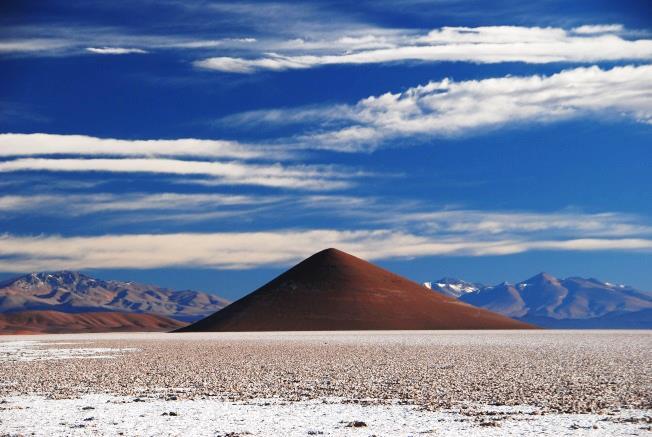 E un deserto di Dune fossili, uno dei pochi giacimenti sedimentari in un mondo vulcanico.