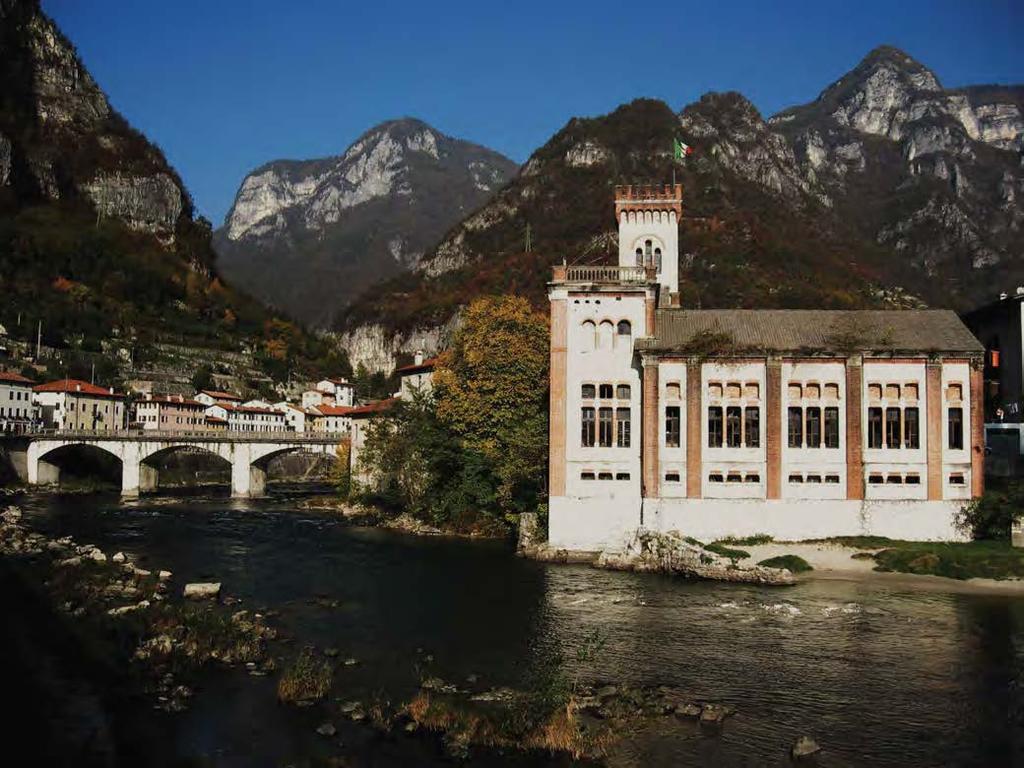 LA VALLE DEL BRENTA Adagiata tra due maestose corone di montagne (il Massiccio del Grappa e l Altopiano dei 7 comuni) e solcata dalle vivaci