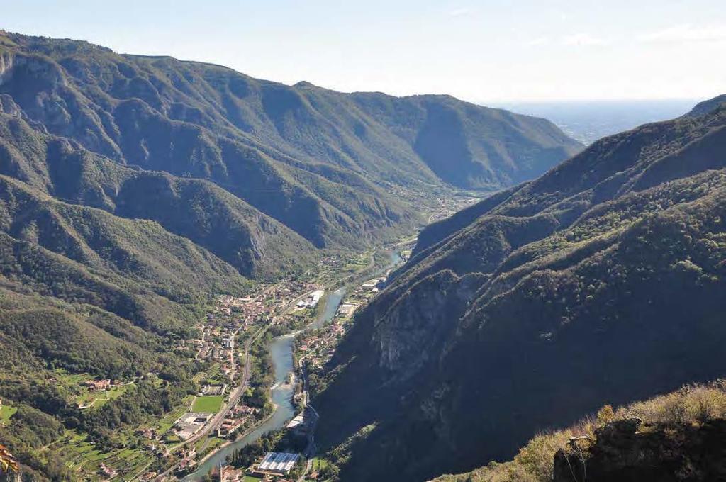 più in alto, piccoli paesi arrampicati sulla montagna.