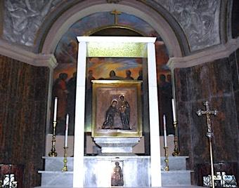 La cappella di San Tommaso L attuale cappella ha mantenuto lo stile bizantino, al centro sopra un piccolo altare,è conservato il busto d argento di San