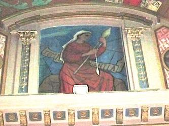 Interno della cappella Di fronte all ingresso della cappella, in alto è rappresentata «la dama con la conocchia»,