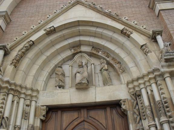 La lunetta Al centro del portale, in alto, la lunetta rivela la dedica della chiesa precedente a S.