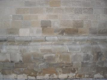 Blocchi del tardo medioevo Proseguendo verso destra, possiamo osservare che il muro è costruito con blocchi di pietra