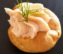 aneto e tartarre di salmone, tartellette con mousse al tonno e gelè di pomodoro, tartellette con semolino di riso, zenzero e salmone, tartellette con spuma al formaggio, salmone e crumble alle erbe,