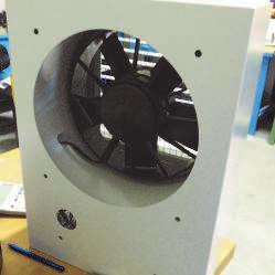 Il dispositivo presenta un elettroventola di media portata (2000 m 3 /h) inserita in cassa metallica verniciata a fuoco, con griglia ad alette variabili, completa di raccordo per condotte di diametro