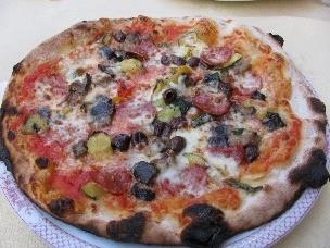 a) Non mi piace la pizza italiana. Neanche a me. / A me invece sì.