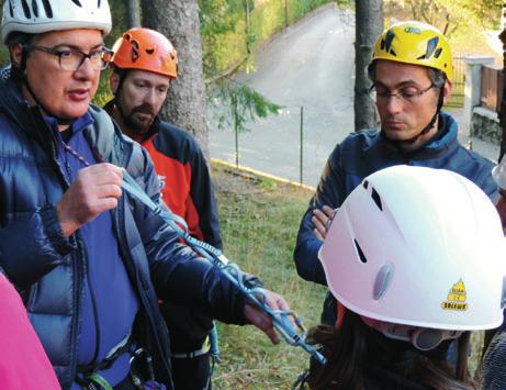 18 ENZO CARRARA nuovo direttore della Scuola AG Alpi Orobie Prove di tecnica alpinistica Enzo Carrara (a sinistra) spiega tecnica alpinistica Arrampicare La Scuola Bergamasca di Alpinismo Giovanile è