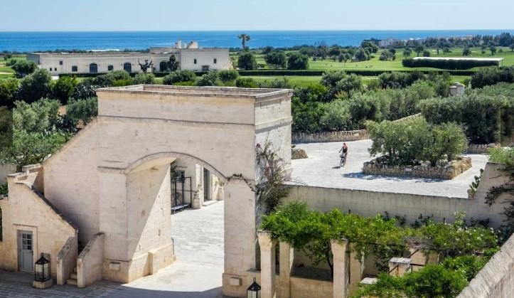 Borgo Egnazia *****L Resort di lusso sulla costa adriatica della Puglia, Borgo Egnazia è un capolavoro architettonico dallo stile sobrio ed elegante, circondato da alberi di ulivi secolari e dal San