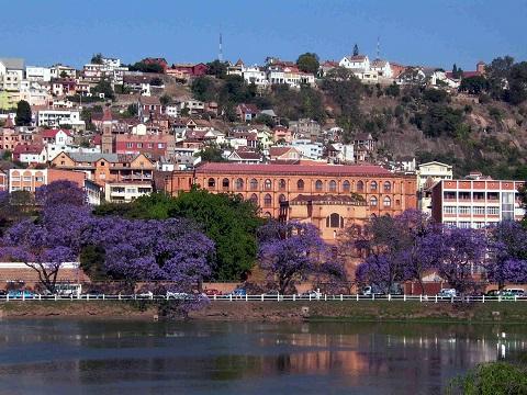 Il Mosaico del Madagascar & Mari del Sud 13 giorni, 11 notti QUOTE su richiesta ITINERARIO SPECIFICHE GALLERY E s clus iva il D ia m a nt e Un affascinante itinerario lungo la spina dorsale