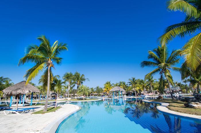 lambite da un mare dalle acque calme e cristalline, una delle più belle spiagge di Cuba. Il Resort Playa Pesquero è un grande e raffinato complesso composto da bungalow a due piani.