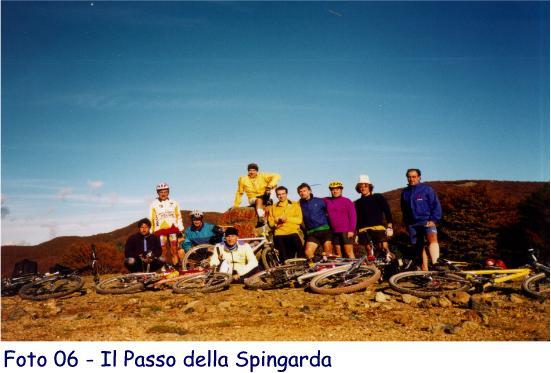 1 a tappa segnavia che ritorna bollo giallo. Ora la discesa fino ad incrociare la strada asfaltata a destra per il Passo dello Zovallo (1421 m) che dopo circa 5 Km raggiungeremo su asfalto.