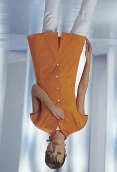 donna camice camice SYNERGY Linea leggermente sciancrata con pinces e spacchetti laterali, allacciatura centrale con bottoni, originale scollo alto a V