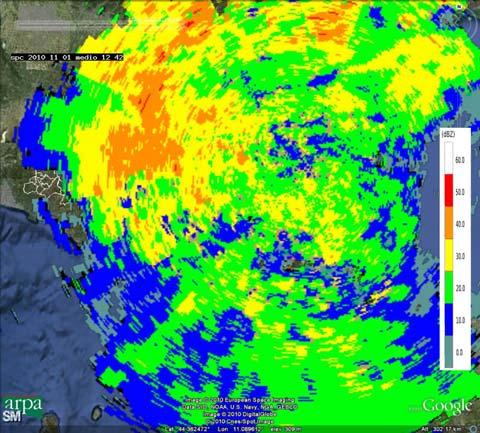 Mappe di riflettività del 01/11/2010 alle 11:12 UTC (a sinistra) e alle