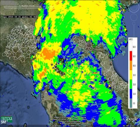 Mappe di riflettività del 30/10/2010 alle 23:42 UTC (a sinistra) e del 31/10/2010 alle 02:42 UTC (a destra).