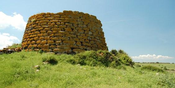 Il Taramelli segnala, in località Su Lepere Biancu, la muraglia ben conservata della torre e la porta non accessibile del nuraghe Longu posto a q. 286.