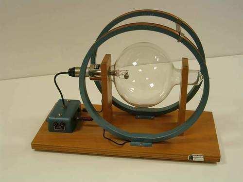 E4 Carica specifica dell elettrone (e/m) Introduzione Nel 1897 il fisico britannico Joseph John Thomson (186 1940) con un celebre esperimento dimostrò che gli atomi non erano entità elementari, ma