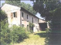 Edificio rurale formato da due corpi principali: una casa
