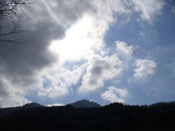 Il monte Mezzogiorno presenta all osservatore una cima maggiore, iniziale oggetto della ricerca, ed un anticima di quota più bassa posta sulla sinistra. (vedi foto 1). Foto 1.