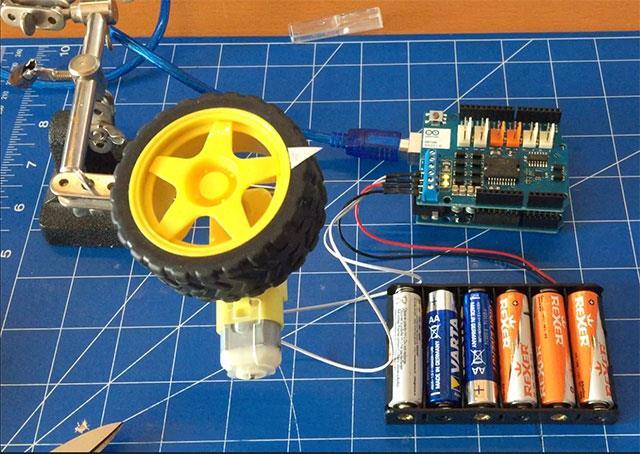 Esempio 1: controllo di 1 motore sul canale A 1. // ------------------------------------------------- 2. 3. // Controllo di un motore mediante 4. // l'arduino Motor Shields R3 5. 6.