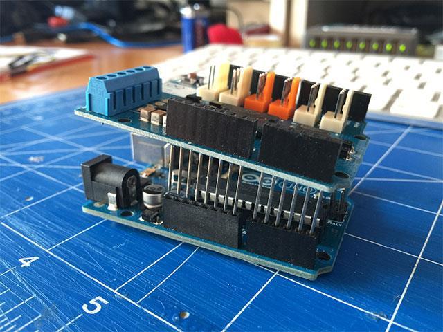 obbligarci a costruire il circuito elettronico precedente. Si tratta dello Shield Arduino Motor3, o shield equivalente non originale.