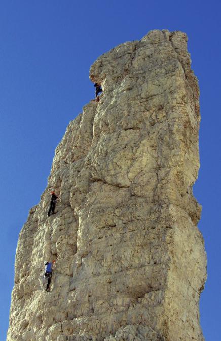 Scuola di Alpinismo e Scialpinismo Guido Della Torre REGOLAMENTO DEI CORSI DI ALPINISMO (ROCCIA E GHIACCIO) L iscrizione è aperta ai Soci del CAI in regola col tesseramento (per disporre della