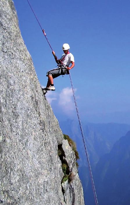 Scuola di Alpinismo e Scialpinismo Guido Della Torre QUOTE DI ISCRIZIONE NEVE E VALANGHE 70 (equivalente a circa 23 per ogni giornata sul terreno) SCI ALPINISMO BASE 190 (equivalente a circa 21 per