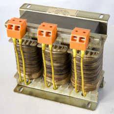 Un trasformatore può essere usato in un circuito per effettuare una delle seguenti funzioni: modificare la tensione e la corrente in uscita modificare l impedenza del circuito modificare il numero