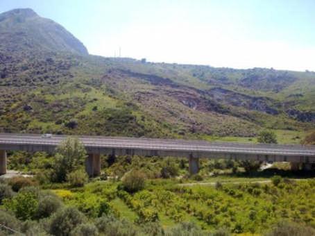 Il dissesto è di natura complessa (T2), in considerazione della evidente presenza di componenti di scorrimento crollo di detrito a monte e colamento lento più a valle.