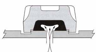 Le labbra della guarnizione sono stampate in modo che, dopo il posizionamento sulla tubazione, esse forniscano una compressione sulla superficie d appoggio, per fornire una tenuta a prova di perdita.