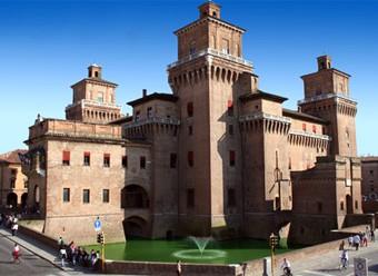 PALAZZO ESTENSE A FERRARA Dal 1484 viene indirizzato dal padre agli studi di diritto a Ferrara, a