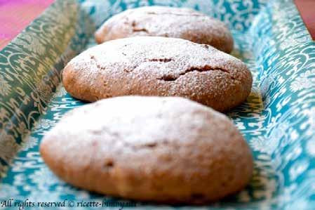 Pan di Mort (Pane dei morti) -500 gr di biscotti secchi o amaretti - 300 gr di zucchero - 125 gr di uvetta - 125 gr di fichi secchi - 250 gr di farina 00-100 gr di mandorle - 4 albumi - 1/2 bustina