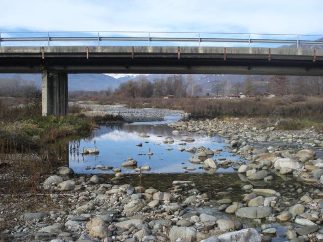 argine, a ridosso del fiume, si sovrappone alla scarpata di sponda),.