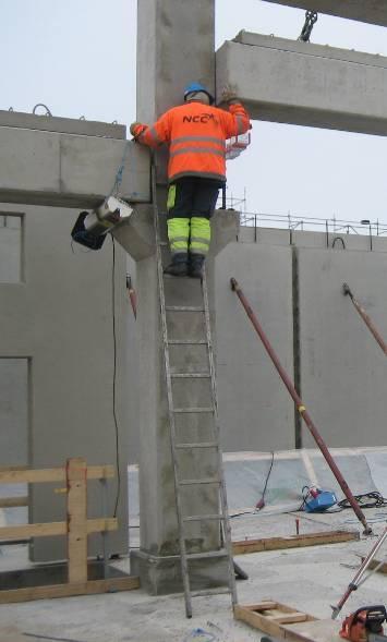 Ponteggi e scale CRITERI DI ACCETTABILITA Parapetti a norma per lavori in quota Impalcati completi e percorribili Basi di appoggio e ancoraggi adeguati nei ponteggi Strutture conformi al manuale di