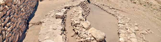 (3000-2300 BC) sul lato settentrionale del sito, da est; da sinistra: il Muro