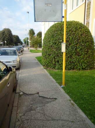 Assenza di segnaletica tattilo-plantare. Fermate di mezzi pubblici ma senza indicazioni di corse e di orari. (Foto 6).