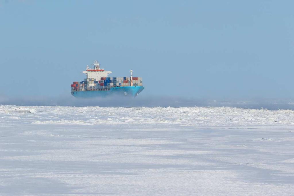 Nave commerciale tra i ghiacci Artico: cambiamenti climatici e i nuovi interessi economici L artico è una delle regioni della Terra più sensibili ai cambiamenti climatici per moltissime ragioni, tra