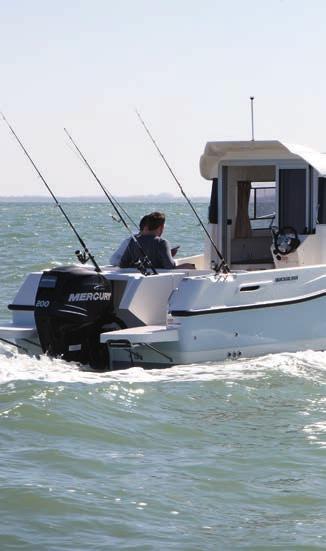 Prima di iniziare una giornata impegnativa di pesca, è bello indugiare ancora un po nella confortevole doppia cuccetta, In coperta, il facile accesso di poppa e la seduta a tre posti rivolta a prua e