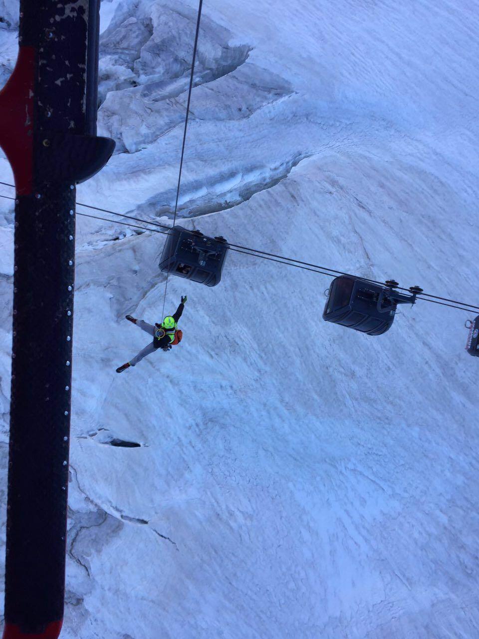 Panoramique Mont Blanc h 17,00 richiesta di intervento al Soccorso Alpino Valdostano da parte del PGHM di Chamonix: è necessario avere a disposizione un quarto elicottero con equipaggio addestrato,
