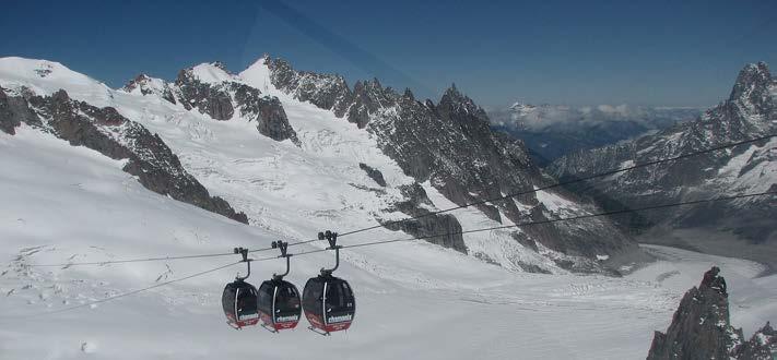 Panoramique Mont Blanc H 24,00 i dodici passeggeri sono al sicuro al Rifugio Torino, rimangono 33 persone sulle cabine della zona più alta dal suolo.