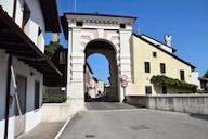 Alla fine della strada ci si trova all incrocio tra via Zanardini e via Roma (che