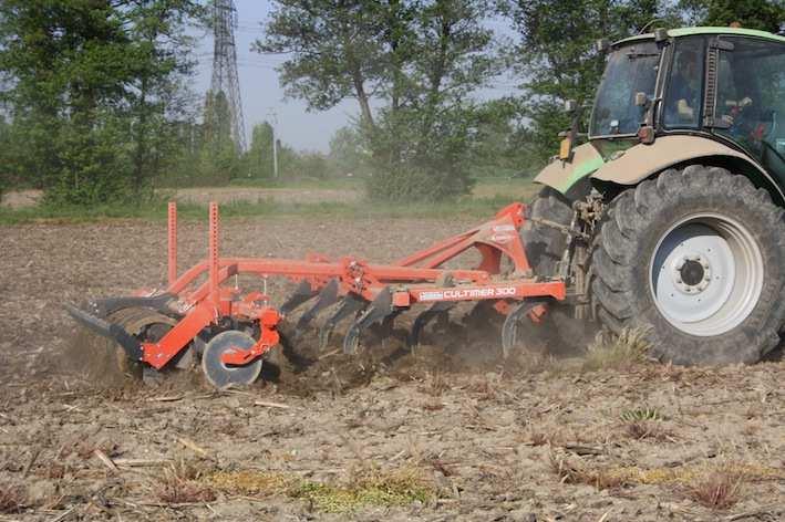 0 sono stati preparati con minima lavorazione utilizzando il polivalente coltivatore a denti Cultimer, disponibile in diverse versioni, da 3 a 6 metri di larghezza di lavoro, in grado di lavorare il