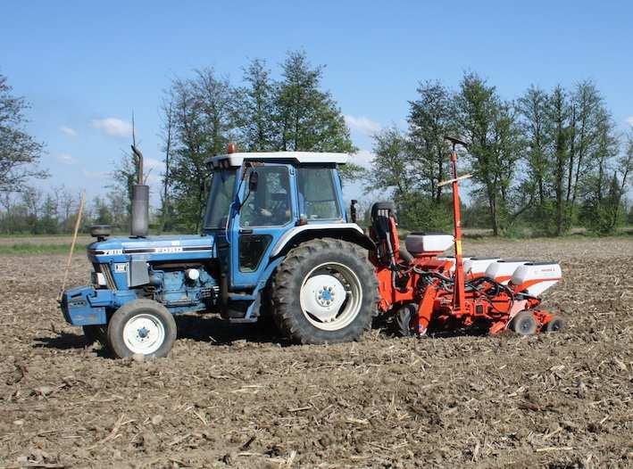 precisa collocazione del seme ad una uniforme profondità alla speciale struttura dell elemento di semina: alla caduta alta del seme viene abbinata la presenza di doppi larghi dischi