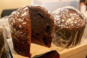 IL PANETTONE DEL PASTICCIONE AL CIOCCOLATO CON GOCCE DI CIOCCOLATO BIANCO Ingredienti primo impasto: Farina 00 400w grammi 210 Acqua 50 grammi a 30 Zucchero 80 grammi (sciolto nell acqua) Lievito