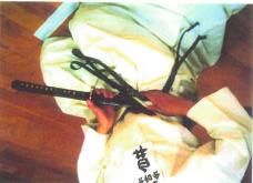 spada sotto il laccio inferiore dell hakama) 5) La mano sinistra tocca la coscia sinistra.