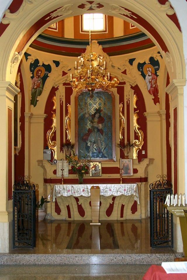 L attuale chiesa è a tre navate con un largo transetto che termina ai lati con due cappelle sormontate da magnifiche cupole in stile italogreco.