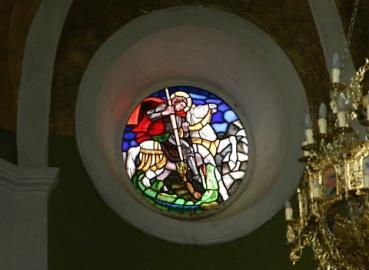 Nella chiesa di San Giorgio l altare è sormontato da un ciborio nella cupola del quale sono dipinti il Cristo, i quattro evangelisti e i quattro arcangeli.