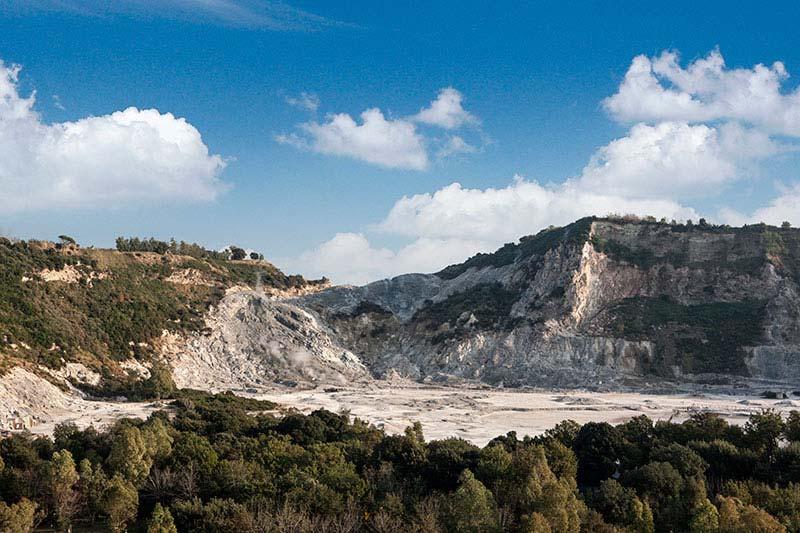 La Solfatara di Pozzuoli con l esteso campo